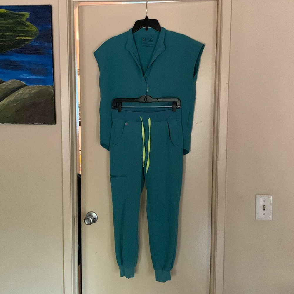 Figs scrubs. Marine color. XXS top and XS/P pants